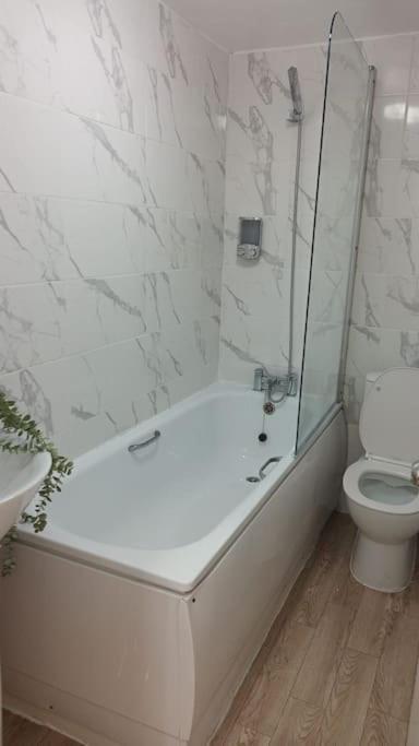 Appartamento F2 2 Bed Flat In Hammersmith Opposite Olympia - Sleeps 5 People *
